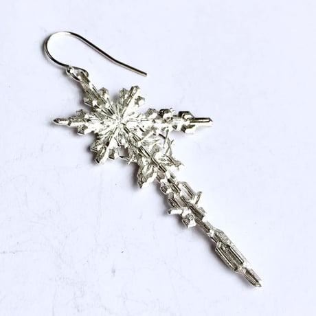 雪の結晶ピアス　The Snow Queen銀華（両耳1セットピアス）［GimmelGarden］