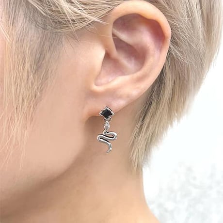 【蛇のピアス】サーペントバイパー ロンバスストーンシルバーピアス［Bizarre］