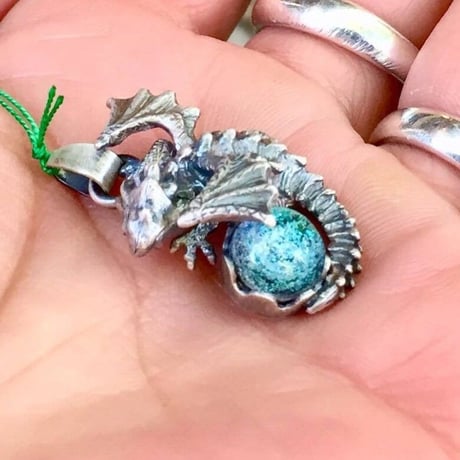 手乗りドラゴン+ガラス（ペンダントトップ）［林檎屋］