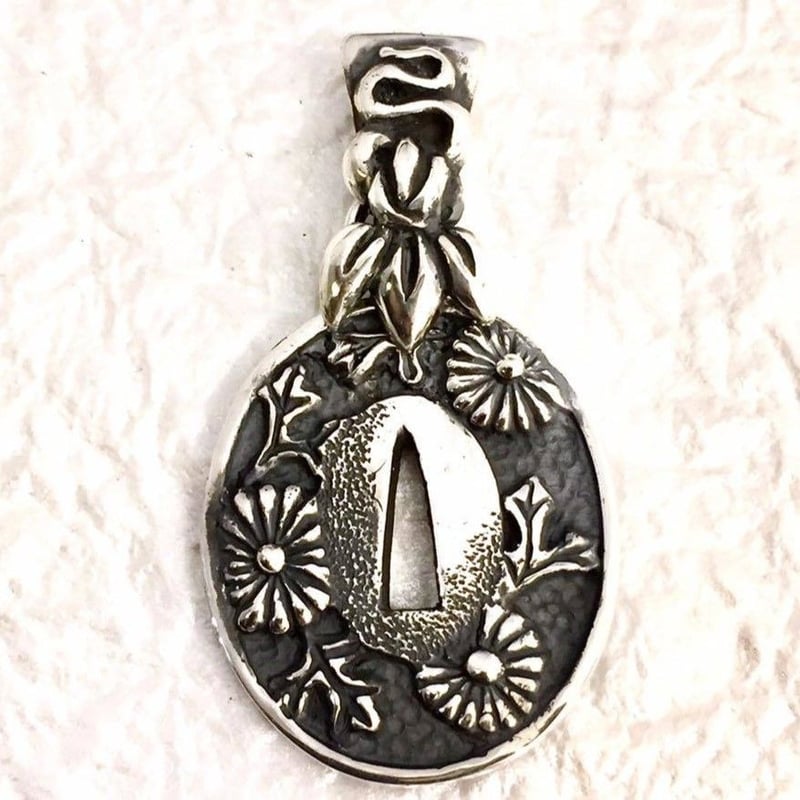 刀のつばのペンダント】菊刃止ペンダント［銀燭］ | 上州本店 蛇骨堂