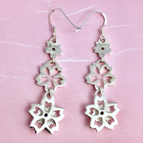 【桜🌸のピアス】枝垂桜耳飾り(ピアス）［銀燭］