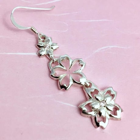 【桜🌸のピアス】枝垂桜耳飾り(ピアス）［銀燭］