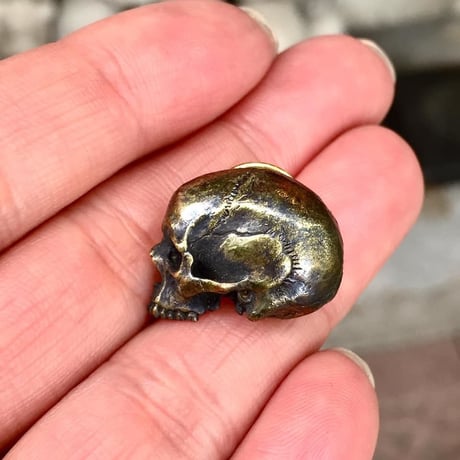 Skull pins(左向き）　ピンズ［kinsfolk］