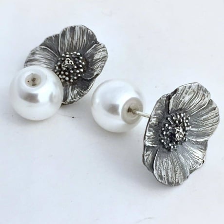 イノセントフラワー　ピアス［Bone ash］