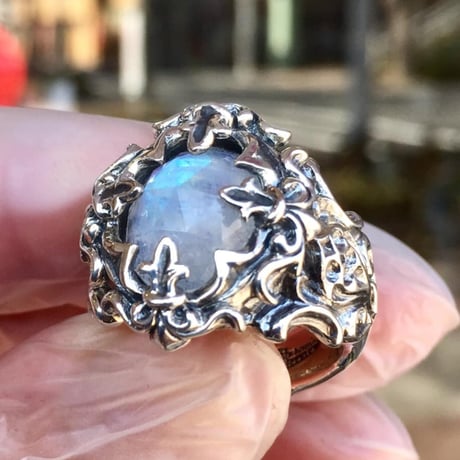 【即納可能！】ローズカットブルームーンリング　~Rose cut blue moon ring~　［Artemis Classic］
