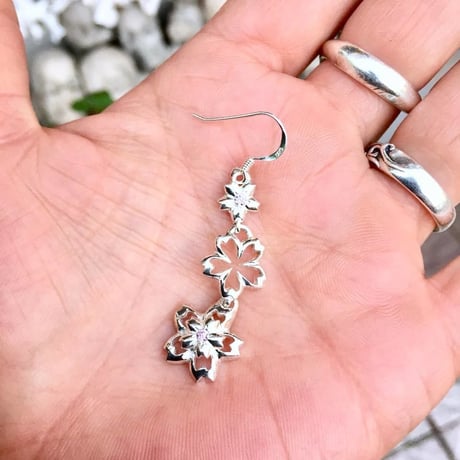 【桜🌸のピアス】枝垂桜耳飾り(ピアス）［銀燭］