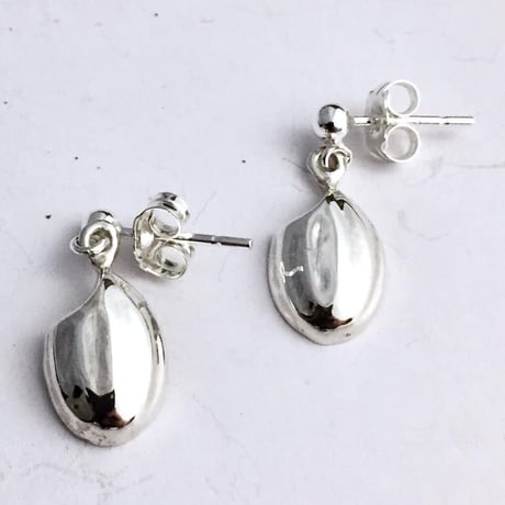 お米ピアス　玉ブラ［銀燭］