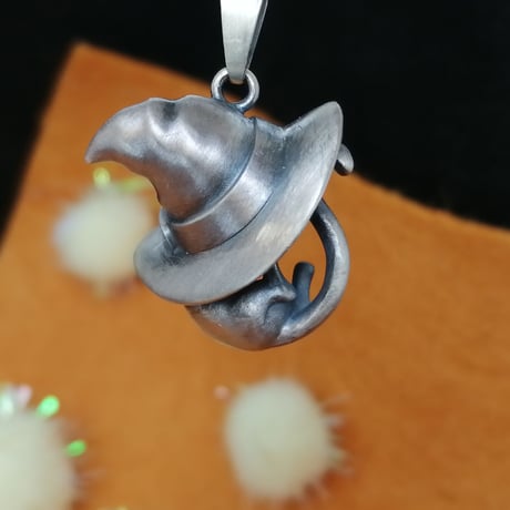 使い魔ネコ（ペンダントトップ）［林檎屋］