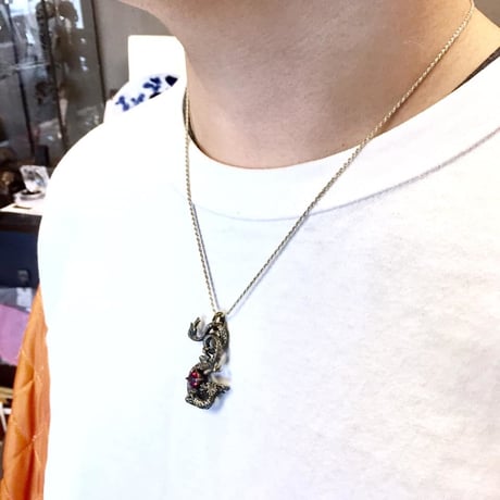 【即納可能！】くねくね龍+スワロフスキー（ペンダントトップ）［林檎屋］