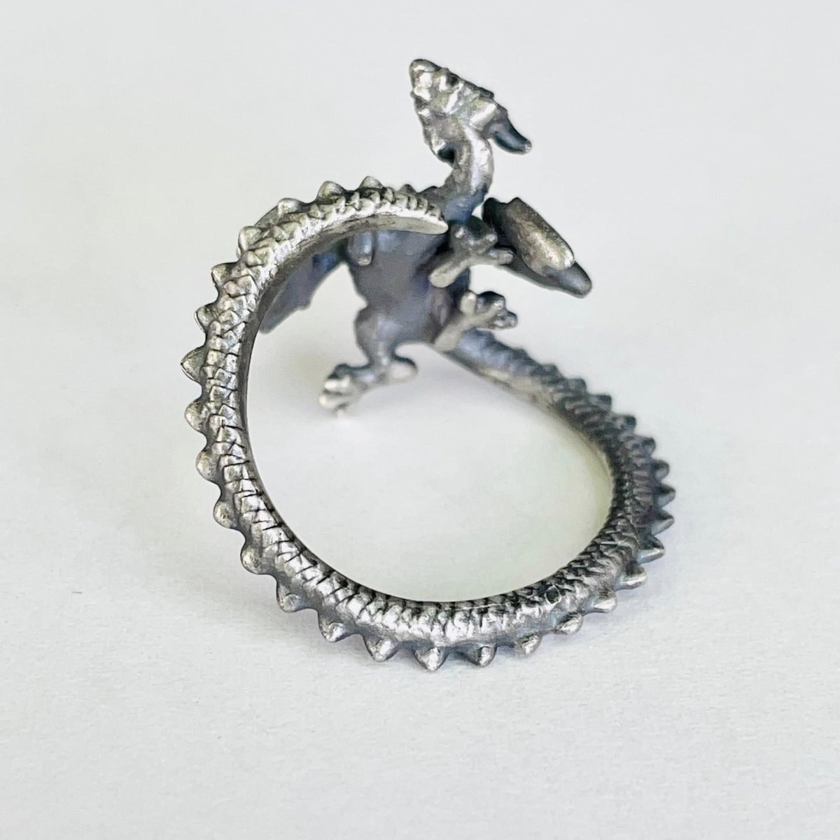 希少品❗️最終値下げ❗️ドラゴン彫刻 ヴィンテージリング 即納可能！】尻尾で巻き付くドラゴン（リング）［林檎屋］ | 上州本店