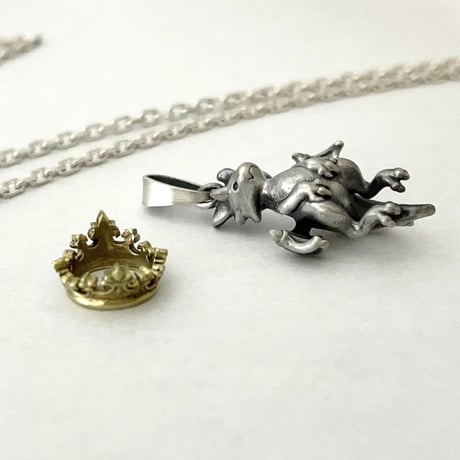 【即納可能！】王冠にはまったドラゴン（ペンダントトップ）［林檎屋］