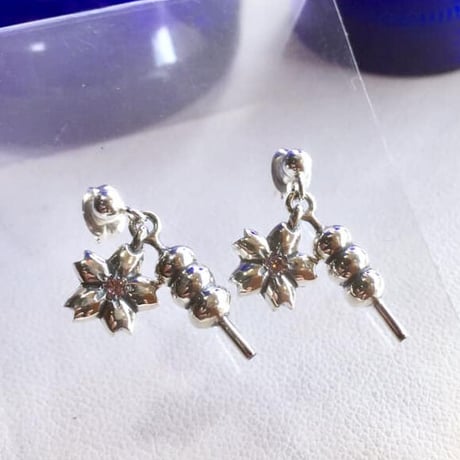 【🌸お花見ピアス】花団子(ピアス）［銀燭］