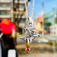 【即納可能！合成ルビー】反り返りドラゴン（ペンダントトップ）［林檎屋］