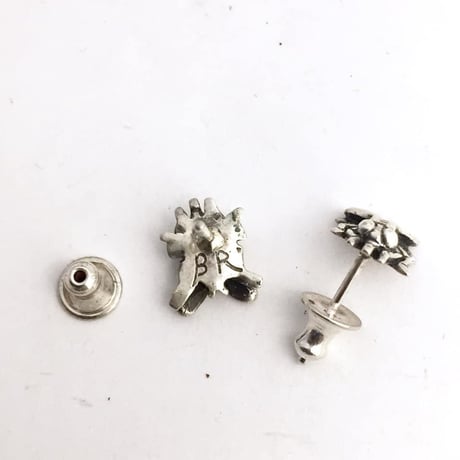 Flyピアス ［BLINDRABBIT］