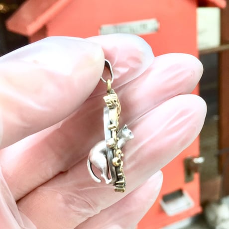 【ネコのペンダント】鏡ぶち破り猫（ペンダント）［林檎屋］