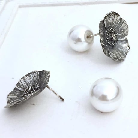 イノセントフラワー　ピアス［Bone ash］