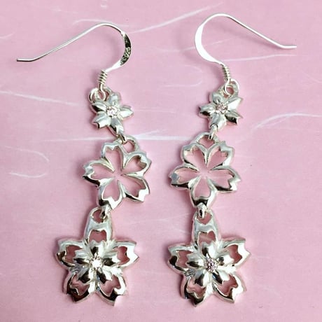 【桜🌸のピアス】枝垂桜耳飾り(ピアス）［銀燭］