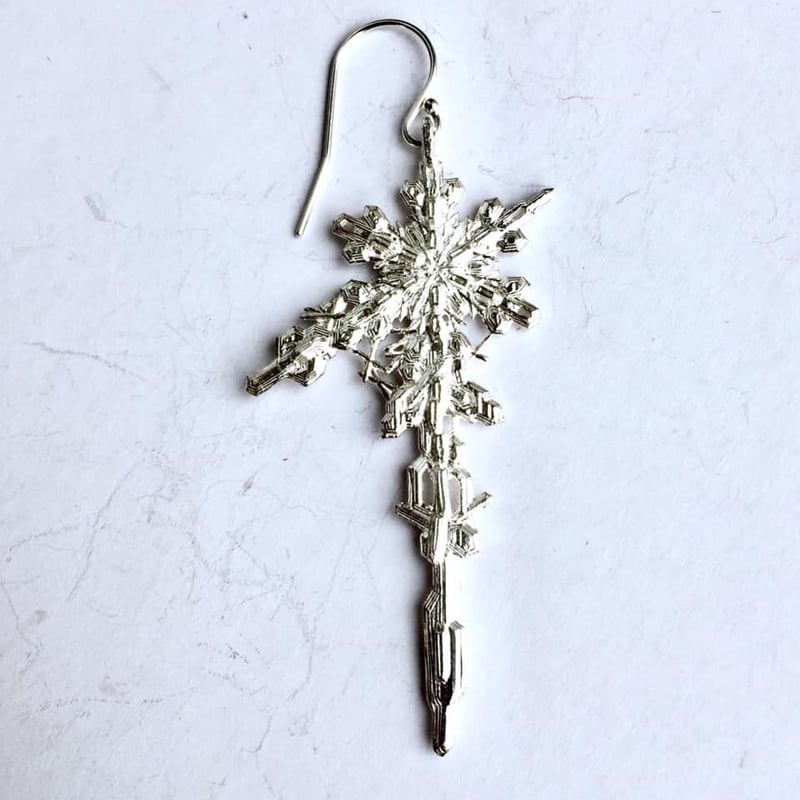 即納可能！】雪の結晶ピアス The Snow Queen銀華（両耳1セット