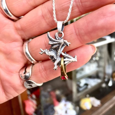 【即納可能！合成ルビー】反り返りドラゴン（ペンダントトップ）［林檎屋］