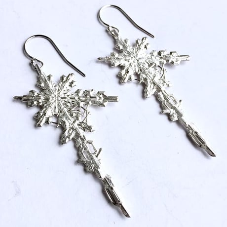 雪の結晶ピアス　The Snow Queen銀華（両耳1セットピアス）［GimmelGarden］