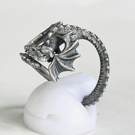 【即納可能！】尻尾で巻き付くドラゴン（リング）［林檎屋］