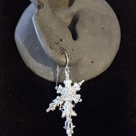 雪の結晶ピアス　The Snow Queen銀華（両耳1セットピアス）［GimmelGarden］