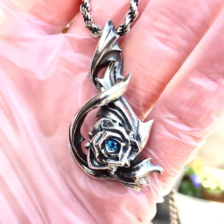 【蛇骨堂限定販売】バラペンダント　［GLAM SCALE］
