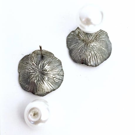 イノセントフラワー　ピアス［Bone ash］