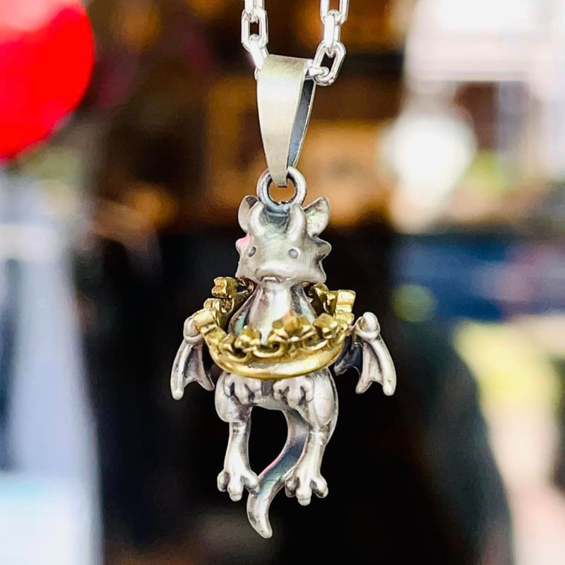 即納可能！】王冠にはまったドラゴン（ペンダントトップ）［林檎屋