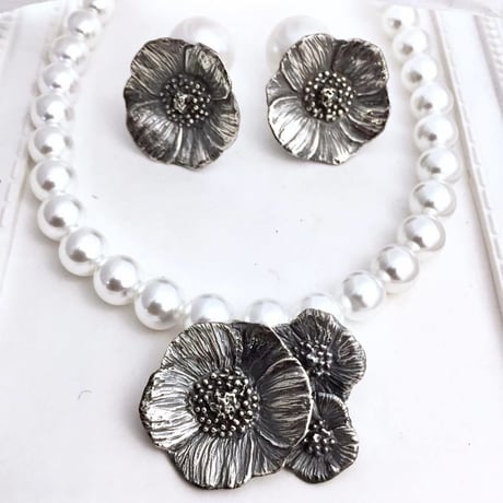 イノセントフラワー　ピアス［Bone ash］