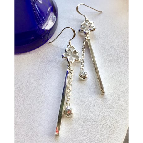 【🌸のピアス】花一石(ピアス）［銀燭］