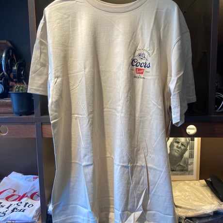 BRIXTON COORS 150ARCH Tシャツ