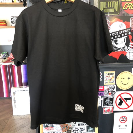 BLACK BRICK SMOKING GUN Tシャツ