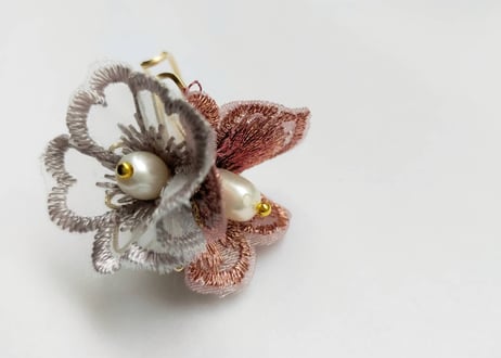 ☆【JACKLOOSE】刺繍花a8.限定gray×pink/イヤカフ