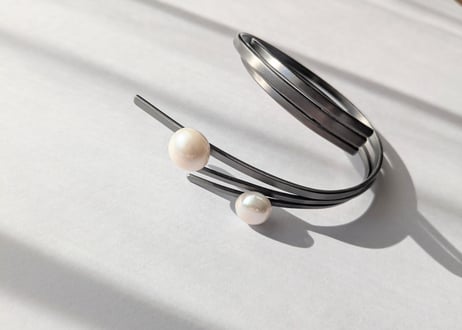 🇬🇷【KaterinaVassou】PEARLgunmetal/バングル