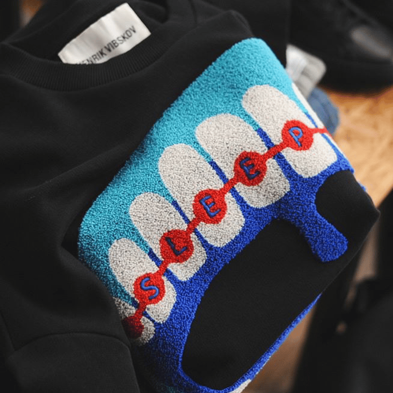 HENRIK VIBSKOV (ヘンリック ヴィブスコフ) トレーナー HENRIK VIBSKOV HV CHARACTERS SWEAT[WHITE]_