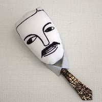 ネクタイの男　ブローチ