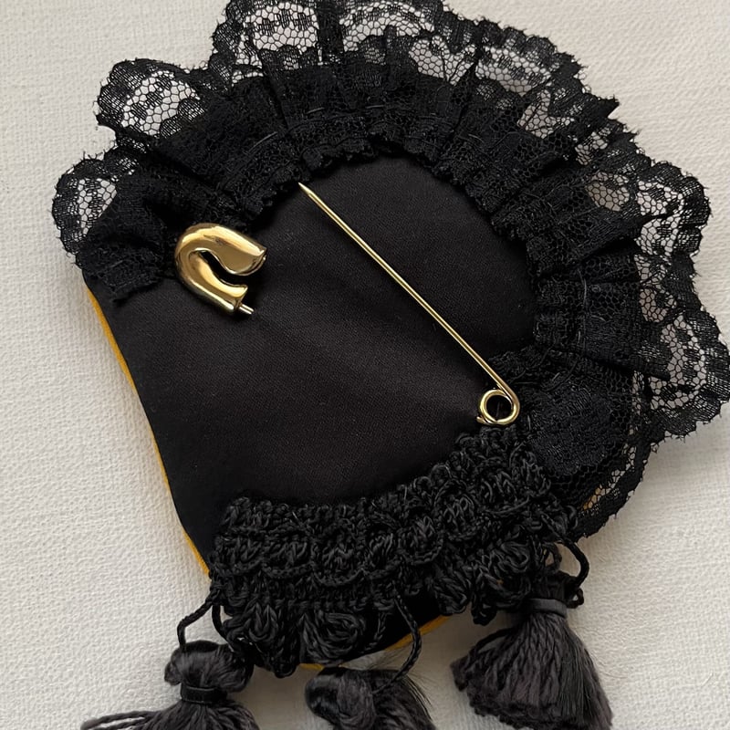 ストールピン 彫刻の男 イエロー | sansonnet