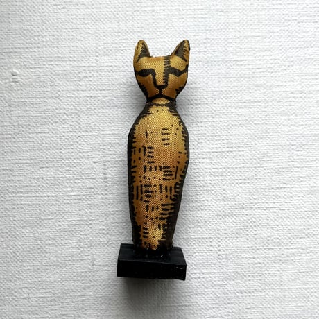 猫のミイラ　ブローチ　ゴールド