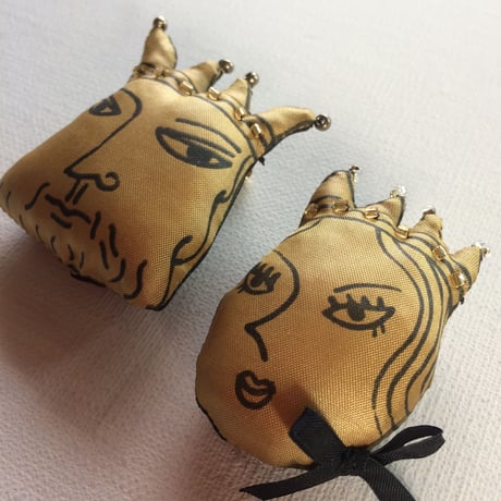 王と王妃ブローチ
