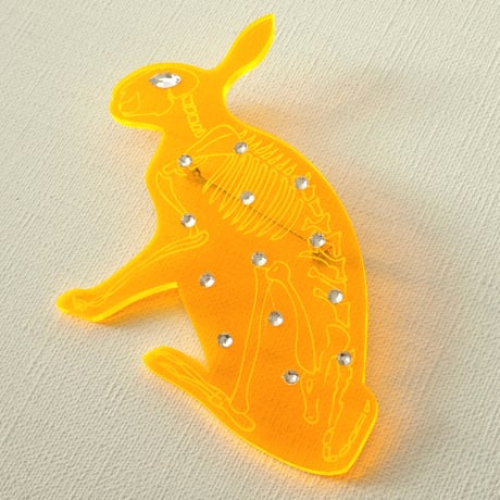 ウサギの骨格ブローチ　イエロー