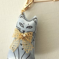 ネコチャーム×ブローチ　ゼンシン　ブルー