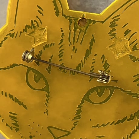 トラ猫　アクリルブローチ　イエロー×星
