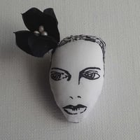 花飾りの女（ブラック）　ブローチ