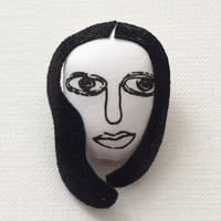 黒髪の女　ブローチ