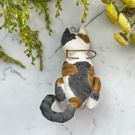 テディキャット　ペンダント　ブローチ　三毛猫