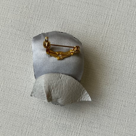 白い襟の男