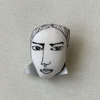 白い襟の男