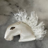 白馬ブローチ