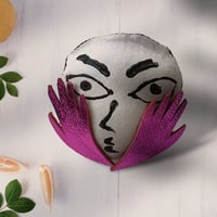 驚く　ブローチ